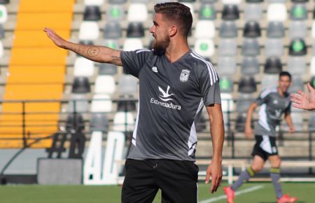 Francis Ferrón, en un partido de pretemporada con el Badajoz.