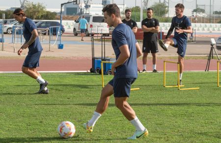 Antonio Jesús Caballero golpea el balón en un reciente entrenamiento en el campo de la Junta de Deportes.