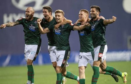 Los jugadores del Racing de Ferrol, entre ellos el ex-azulino Fernando Pumar (segundo por la izquierda), celebran un gol. 