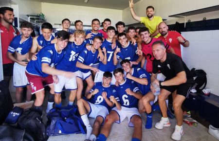 El juvenil A del San Fernando CD celebró su triunfo en Ceuta. 