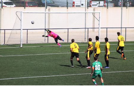 Este golazo de falta de Abraham (10) supuso el 0-3 del Racing Portuense ante el Grupo Empresa Bazán en el campo de Sacramento. 