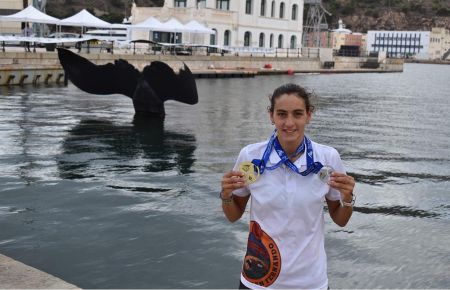 Irene Peinado posa en el puerto de Cartagena tras proclamarse campeona de España. 