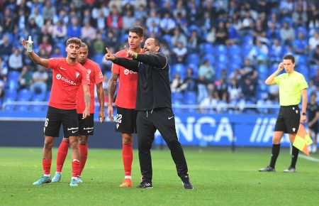 Salva Ballesta da instrucciones a Gabri Martínez, Rafa Páez y Biabiany durante el partido con el Deportivo en Riazor.