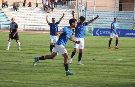 El marroquí Ilyas Chaira corre a celebrar su gol y con los exultantes Dani Molina y Rubén del Campo al fondo. 