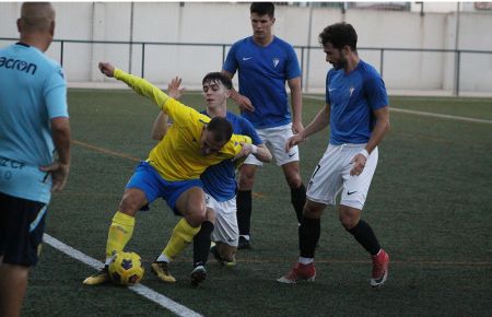 Marcos Herrera, en presencia de Pablo Rodríguez y Lolo Huertos, forcejea con el delantero isleño del Balón, Miguelón, 