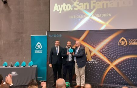 Antonio Rojas y Francis Posada recogieron el premio al Ayuntamiento de San Fernando de manos del delegado provincial de la FAB Adolfo Magrañal.