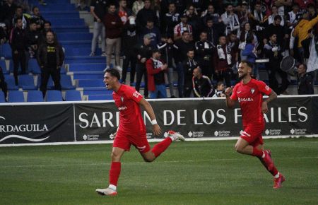 Lanchi Cabrera corre a celebrar su gol, perseguido por Javi Navarro, con sus compañeros del banquillo