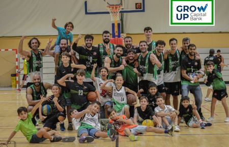 El Club Baloncesto San Fernando celebró el triunfo ante el Torta del Casar junto a jugadores de su Escuela. 