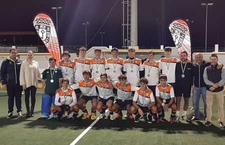 Los juveniles del CH San Fernando lucen las medallas de campeones de la Copa andaluza. 