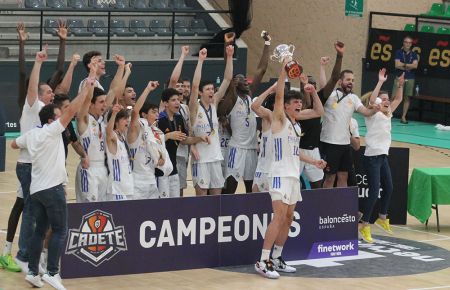El Real Madrid cadete ha sido campeón de España en 2021 y 2022 en San Fernando y su capitán Hugo González (con la copa) ya ha debutado en la ACB. 