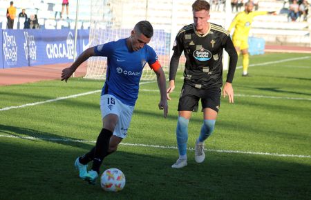 Juanmi Callejón, que volvió al once inicial y al que le anularon dos goles, controla el balón ante el gigantesco central del Celta B Javi Domínguez