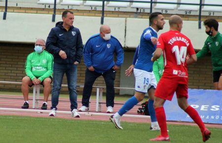 Alberto González ganó con el Linares Deportivo en su visita del 14 de abril de 2021 al estadio Bahía Sur. 