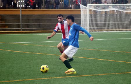 El extremo del San Fernando CD 'B' Antonio Lacida intenta marcharse de la vigilancia de un defensa del Algeciras CF 'B'. 