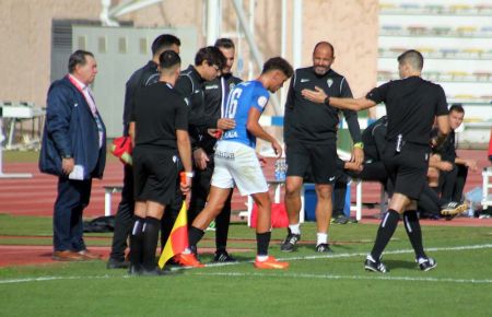 Salva Ballesta observa como Gabri Martínez vuelve al terreno de juego tras sufrir los vómitos que le obligaron finalmente a ser sustituído.