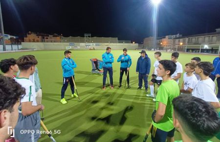 Los jugadores de la selección española Pau Cunill, Jordi Bonastre y Marc Vizcaíno departieron con los cadetes del CH San Fernando en el campo Pablo Negre. 