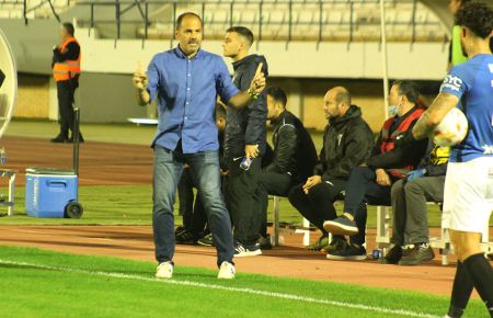 Salva Ballesta da instrucciones a Rubén del Campo en el partido con el Algeciras y en sus últimos minutos en el banquillo azulino. 