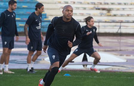 Biabiany y, al fondo, Jon Ceberio, Manu Farrando y Rodrigo Sanz en el último entrenamiento del San Fernando CD previo al partido en Talavera. 