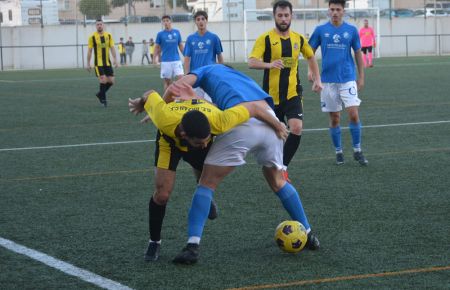 Antonio Alba forcejea con un jugador del Xerez DFC.