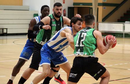 Josu Remesal, del CB San Fernando, penetra ante la defensa de Matos y con su compañero Pepe Ruiz y Fadika atentos a la jugada.