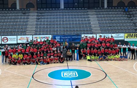 Todos los jugadores y técnicos del Club Balonmano San Fernando posaron con las autoridades asistentes al acto en Bahía Sur. 