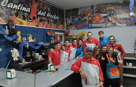 Max Caldas y varios jugadores en la 'Cantina del hockey' del campo Pablo Negre tras la conclusión del último partido de España en San Fernando. 