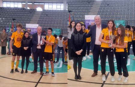 Antonio Rojas, en representación del Ayuntamiento isleño, y Rosario Teva, directiva de la Federación Española de hockey, entregaron los trofeos de campeones a los capitanes de los dos equipos del Atlétic Tarrasa. 