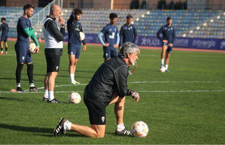 Pablo Alfaro, muy atento en el entrenamiento de este sábado.