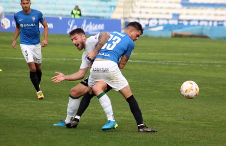 José Carlos le cierra el paso a Antonio Casas. 