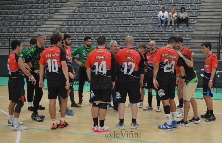 Jorge Navarrete, en el centro de la foto dando instrucciones, ejerce de entrenador de los dos equipos seniors del Club Balonmano San Fernando. 