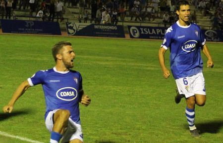 Francis Ferrón celebra un gol con el SFCD y junto a Raúl Palma.