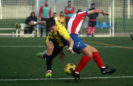 El juvenil del Grupo Empresa Bazán Raúl Ramírez, que fue titular en La Menacha, pelea por un balón con un jugador del Algeciras B