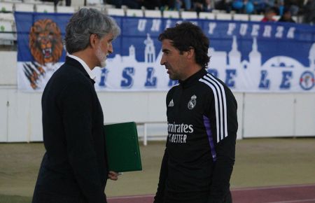 Pablo Alfaro y Raúl González charlan antes del partido. 