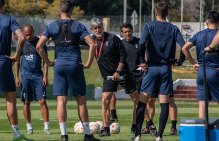 El técnico del San Fernando CD Pablo Alfaro se dirige a sus jugadores durante la sesión del pasado miércoles en la Junta de Deportes.