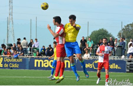 José Carlos pelea por un balón aéreo con un jugador amarillo. 