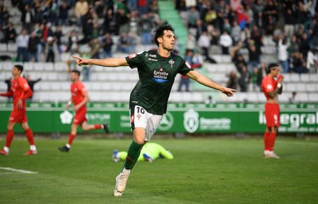 La alegría de Manel Martínez tras marcar el 2-1 del Racing de Ferrol contrasta con la decepción de José Perales y Manu Farrando. 