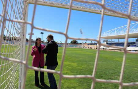 La alcaldesa Patricia Cavada y el presidente del SFCD, Louis Kinziger, en el estadio. 