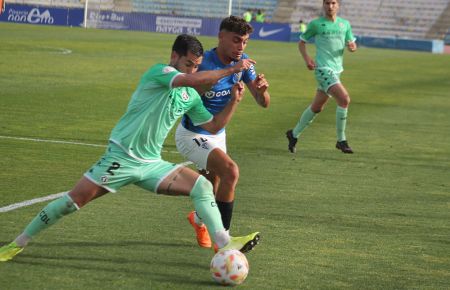 Gabri Martínez pugna con el lateral de la Cultural Leonesa Saúl González y que la pasada temporada militó en el San Fernando CD. 