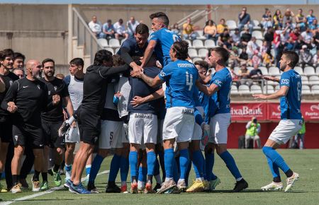 Los jugadores del San Fernando CD celebran con el banquillo el golazo de Juanmi Callejón que supuso la victoria en el Nuevo Mirador. 