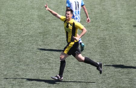 José Carlos celebra su golazo de cabeza al Jerez Industrial. 