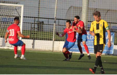 El Guadiaro celebra el golazo de Miguel que abrió el marcador ante la desolación de Javi Muñoz. 