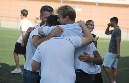 Jaime Bugatto se abraza a sus ayudantes tras el 3-1 de su equipo. 