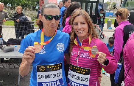 Fátima Romero y Tamara Pérez lucen sus medallas en Santander. 