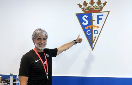 El rostro del entrenador del San Fernando CD Pablo Alfaro refleja su ilusión ante el partido de este sábado. 