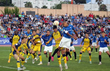 Víctor García, del Alcorcón, despeja un balón ante el intento de remate de Biabiany en los instantes finales. 