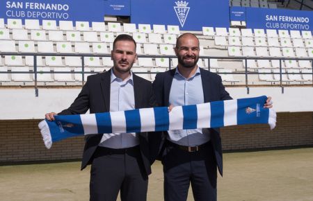 Miguel Chocarro y Louis Kinziger lucen una bufanda azulina. 