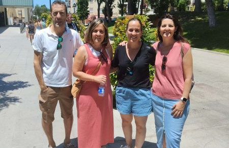 Isabel Rivera, segunda por la izquierda, junto a tres de sus directivos. 