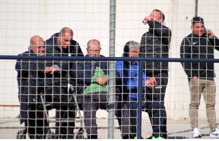 Los hermanos Gil, presenciando un partido del filial azulino. 