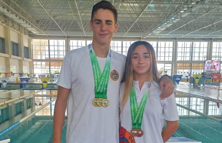 David Rodríguez y Esperanza Camargo lucen sus respectivas medallas. 