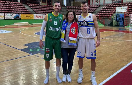 Alo y Javier Marín con su madre María Jesús Ortega hace dos temporadas y cuando militaban en el Grupo Alega Cantabria de Torrelavega y en el Orense. 