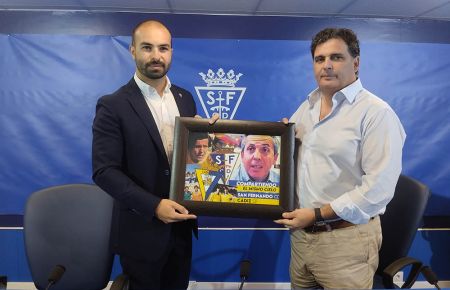 El Cádiz CF obsequió al San Fernando CD con un bonito cuadro. 